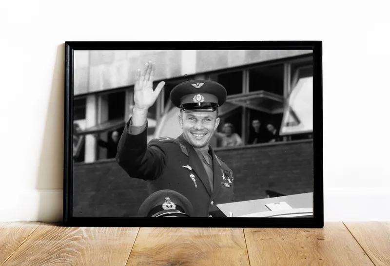 Постер «Приветствие Юрия Гагарина» на стене в офисе