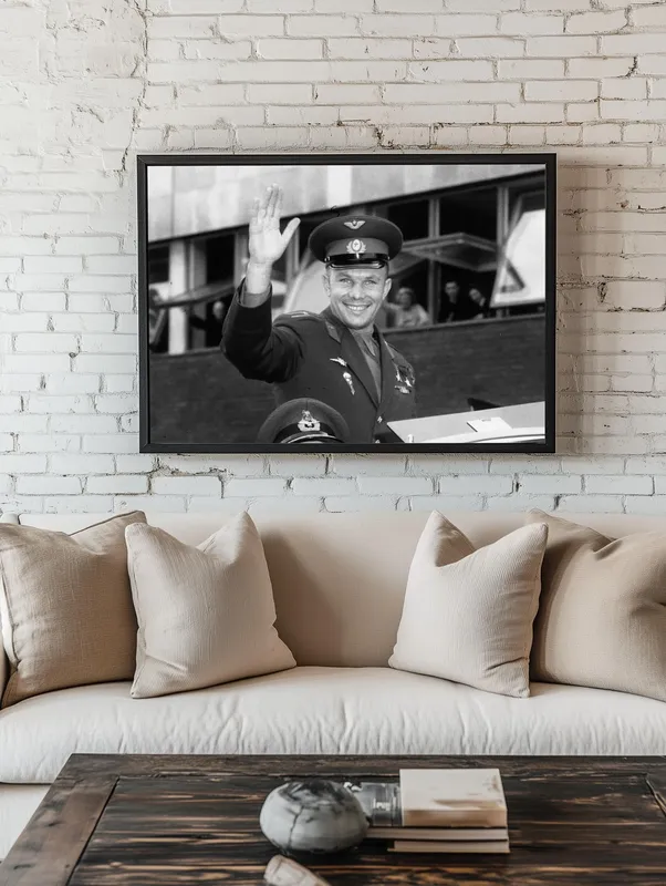 Постер «Приветствие Юрия Гагарина» над диваном в гостиной