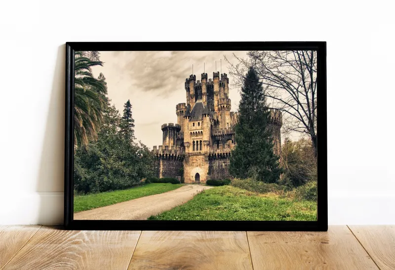 Постер «Замок Бутрон» над диваном в гостиной