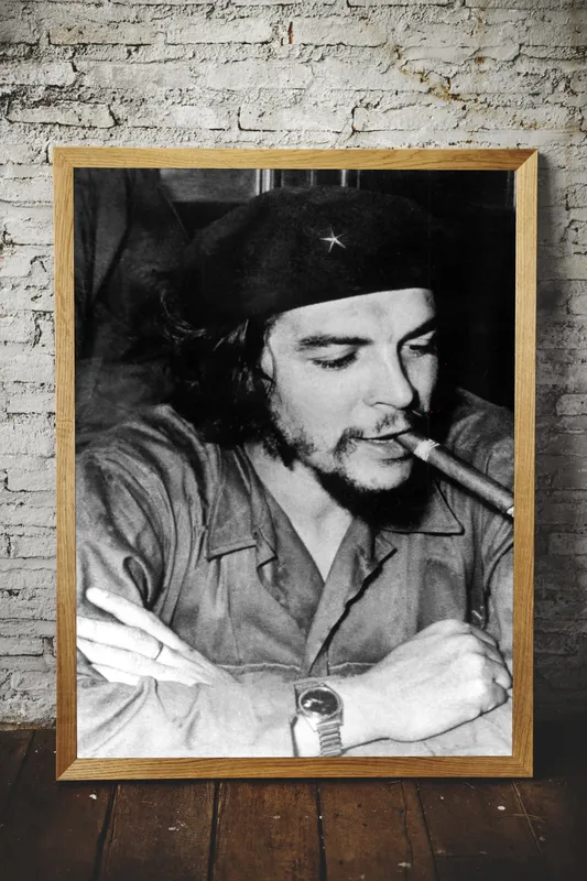 Постер «Коменданте Че Гевара» на стене в офисе