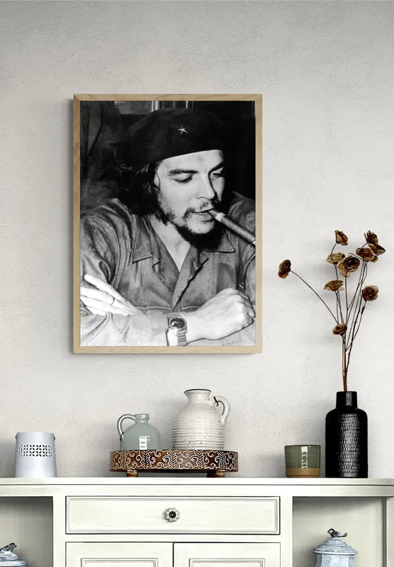 Постер «Коменданте Че Гевара» над диваном в гостиной