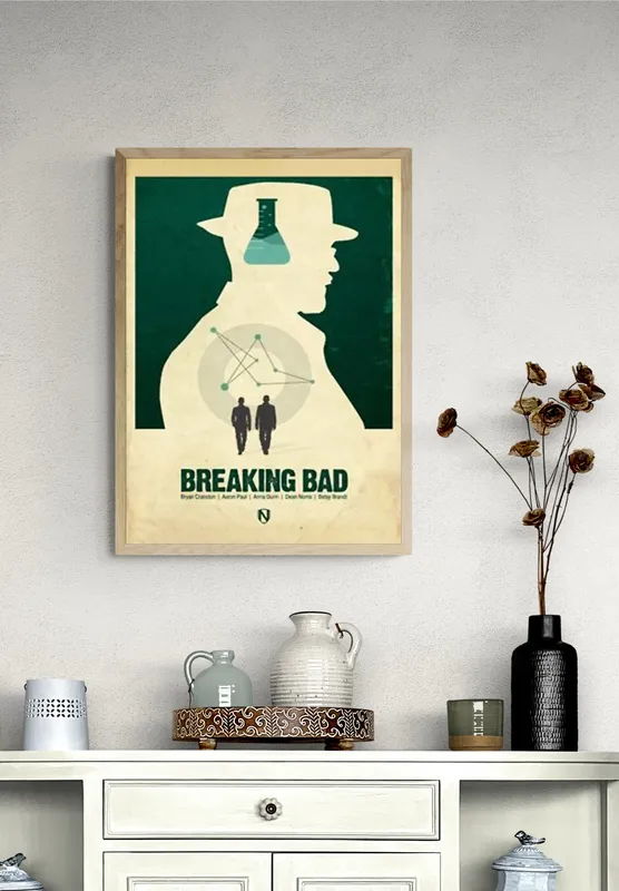 Постер «Афиша для сериала Во все тяжкие» над диваном в гостиной