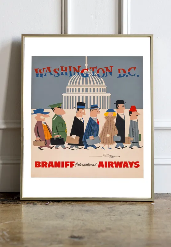 Постер «Авиалинии Вашингтона» над диваном в гостиной