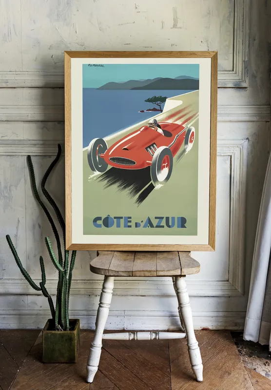 Постер «Cote dAzur» над диваном в гостиной