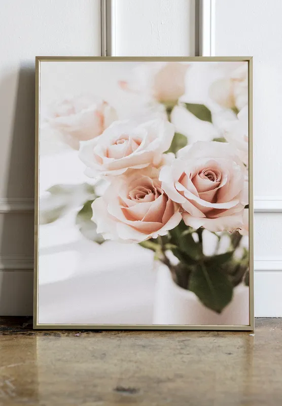 Постер «Нежные розы» над диваном в гостиной