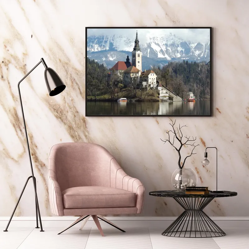 Постер «Бледский замок» на стене в офисе