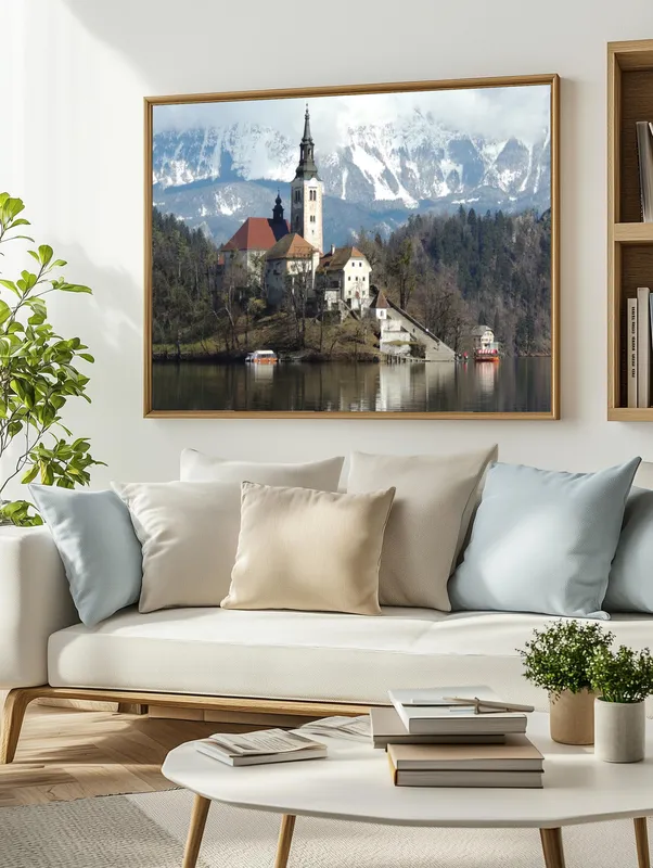 Постер «Бледский замок» над диваном в гостиной