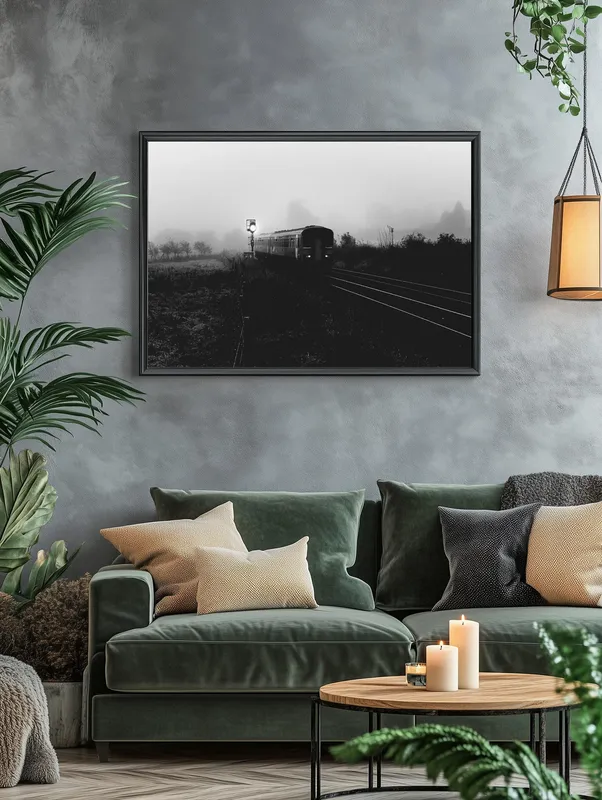 Постер «Поезд туманным утром» на стене в офисе