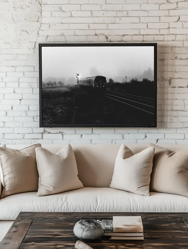 Постер «Поезд туманным утром» над диваном в гостиной