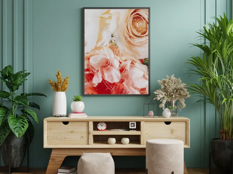 Постер «Розовый микс» над диваном в гостиной