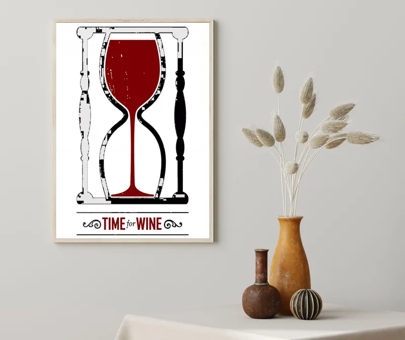 Постер «Винные часы» над диваном в гостиной