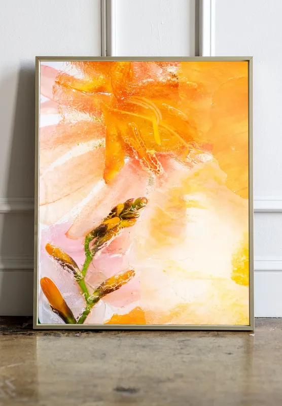 Постер «Ветка Форзиции» над диваном в гостиной