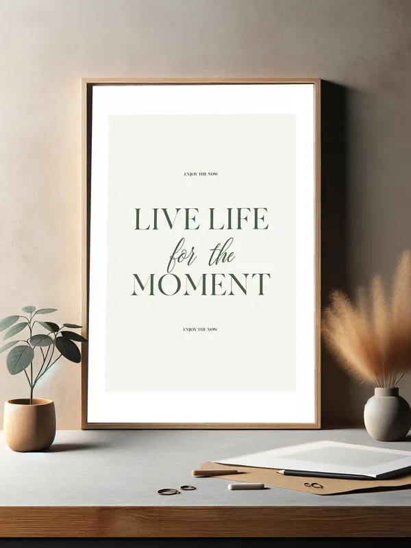Постер «Живите настоящим моментом» на стене в офисе