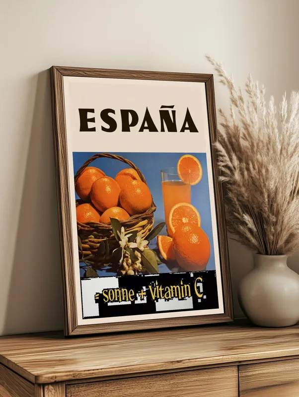 Постер «Рекламный плакат - Апельсиновый сок» над диваном в гостиной