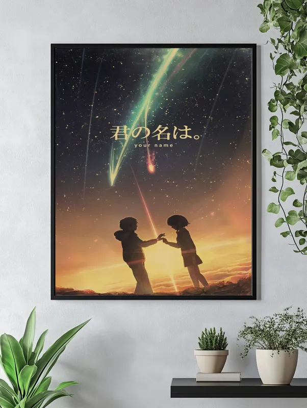 Постер «Твое имя» над диваном в гостиной