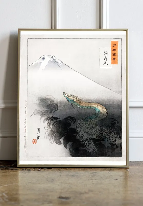 Постер «Дракон и Гора» над диваном в гостиной