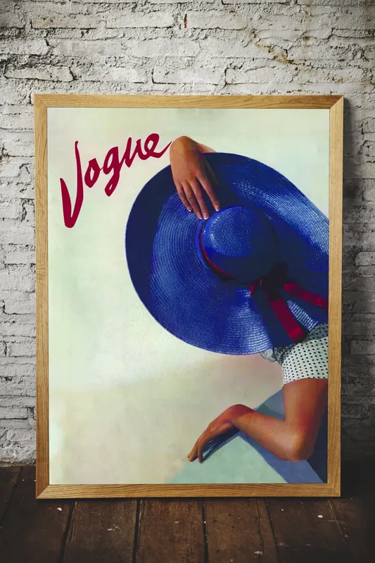 Постер «Журнал Vogue» на стене в офисе