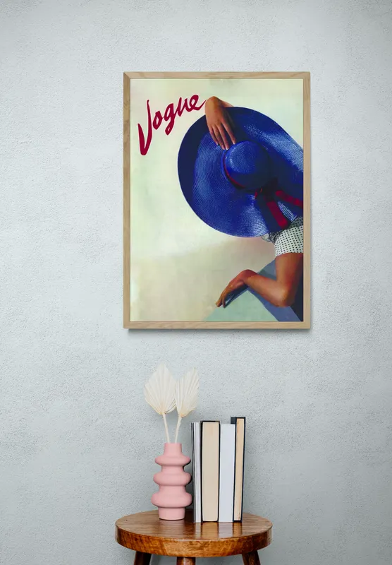 Постер «Журнал Vogue» над диваном в гостиной