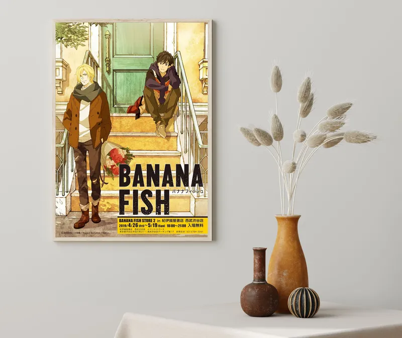 Постер «Рыбка-бананка» над диваном в гостиной