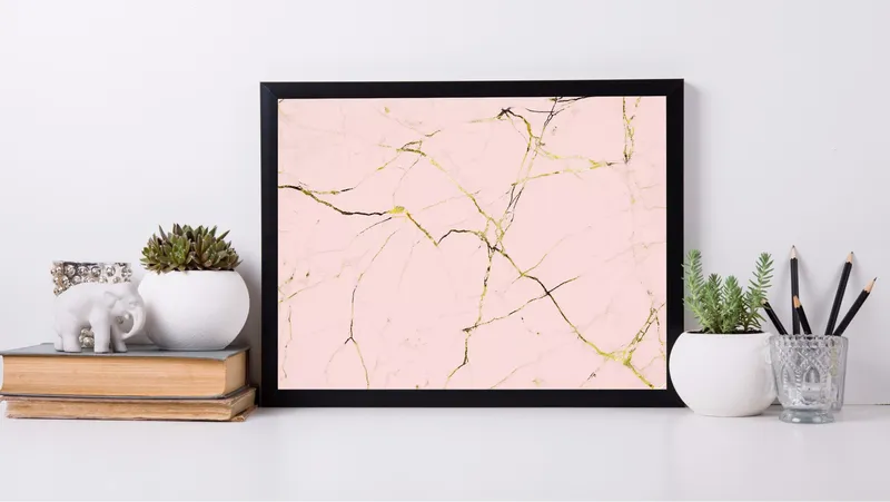 Постер «Розовый мрамор» на стене в офисе