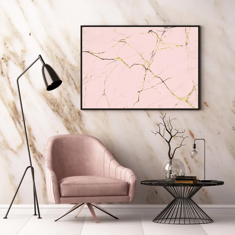 Постер «Розовый мрамор» над диваном в гостиной