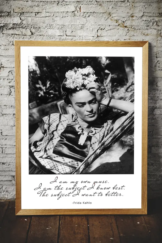 Постер «Фрида Кало» на стене в офисе