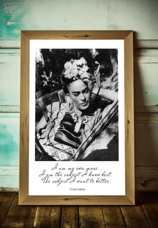 Постер «Фрида Кало» над диваном в гостиной