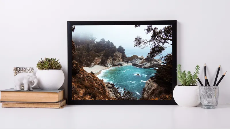 Постер «Залив в горах» на стене в офисе