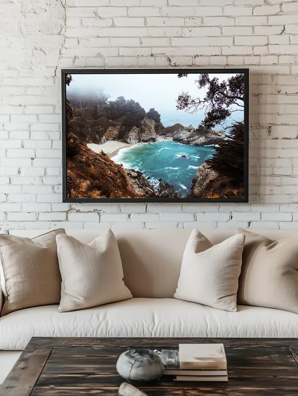 Постер «Залив в горах» над диваном в гостиной