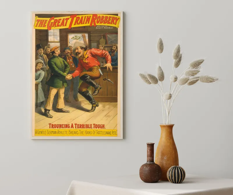 Постер «Большое Ограбление Поезда» над диваном в гостиной