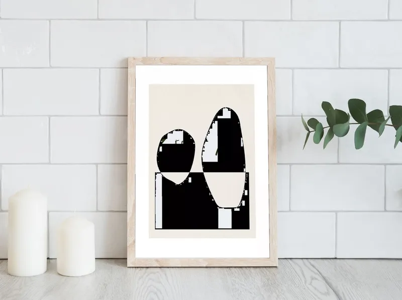 Постер «Контрастные Формы» над диваном в гостиной