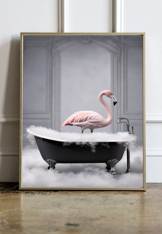 Постер «Фламинго в ванной» на стене в офисе