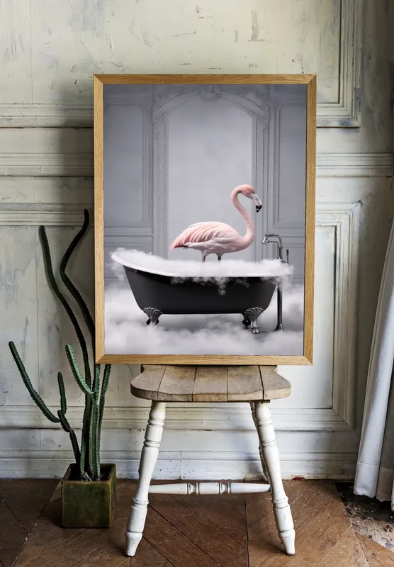 Постер «Фламинго в ванной» над диваном в гостиной