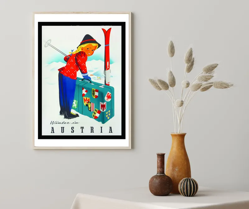 Постер «Зима в Австрии» над диваном в гостиной