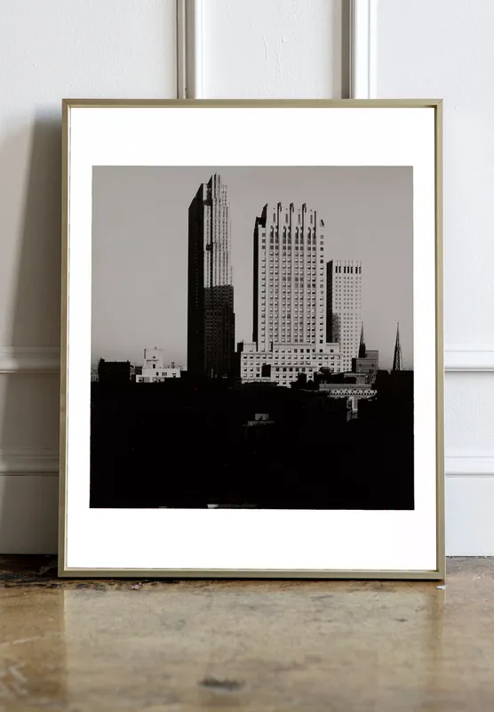 Постер «Нью-Йорк на Закате» над диваном в гостиной