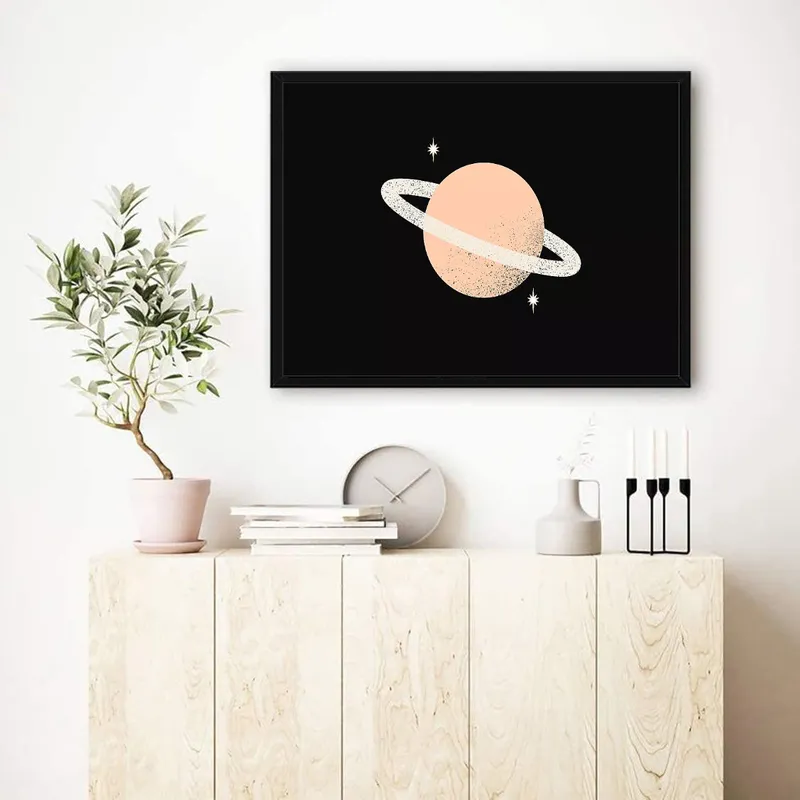 Постер «Планета в космосе» над диваном в гостиной