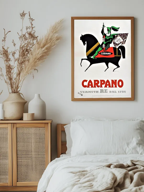 Постер «Рыцарь на коне» над диваном в гостиной