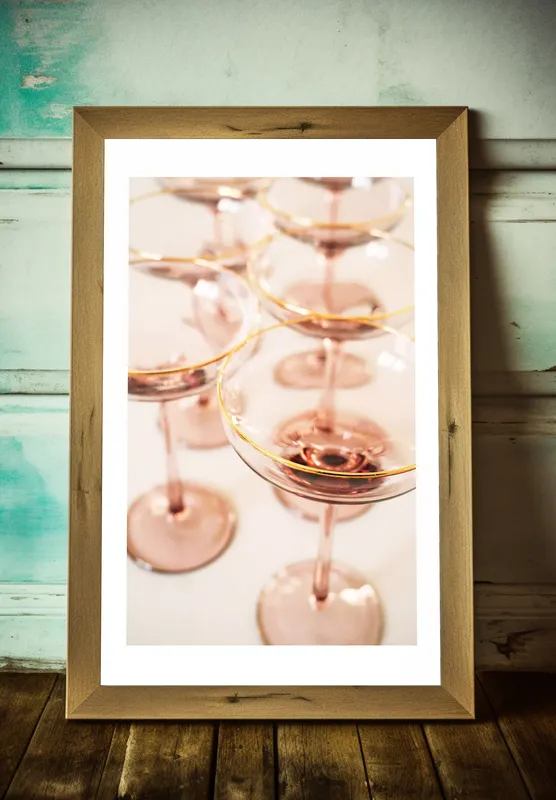 Постер «Винные бокалы» на стене в офисе