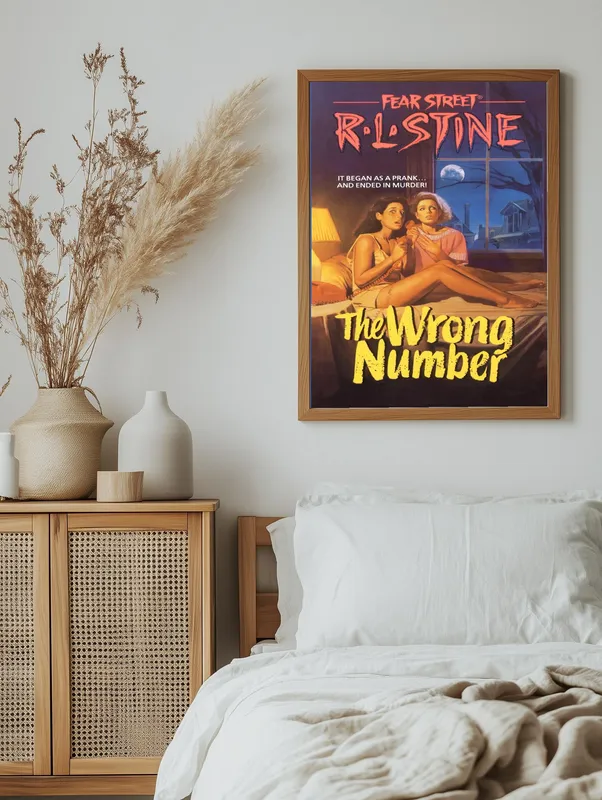 Постер «Улица страха» на стене в офисе