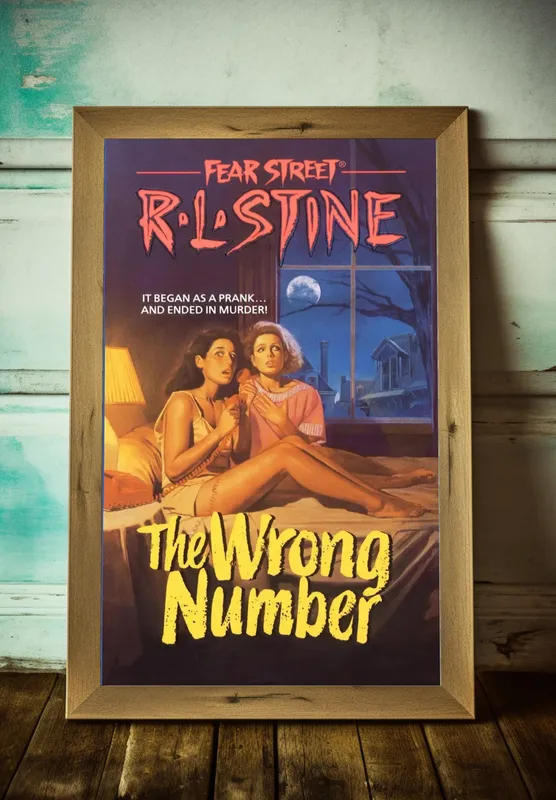 Постер «Улица страха» над диваном в гостиной