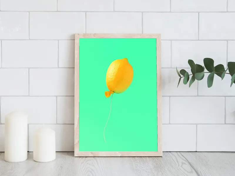 Постер «Лимон» над диваном в гостиной