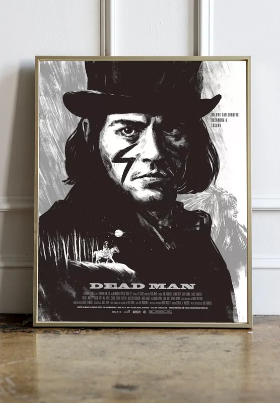 Постер «Мертвец» над диваном в гостиной