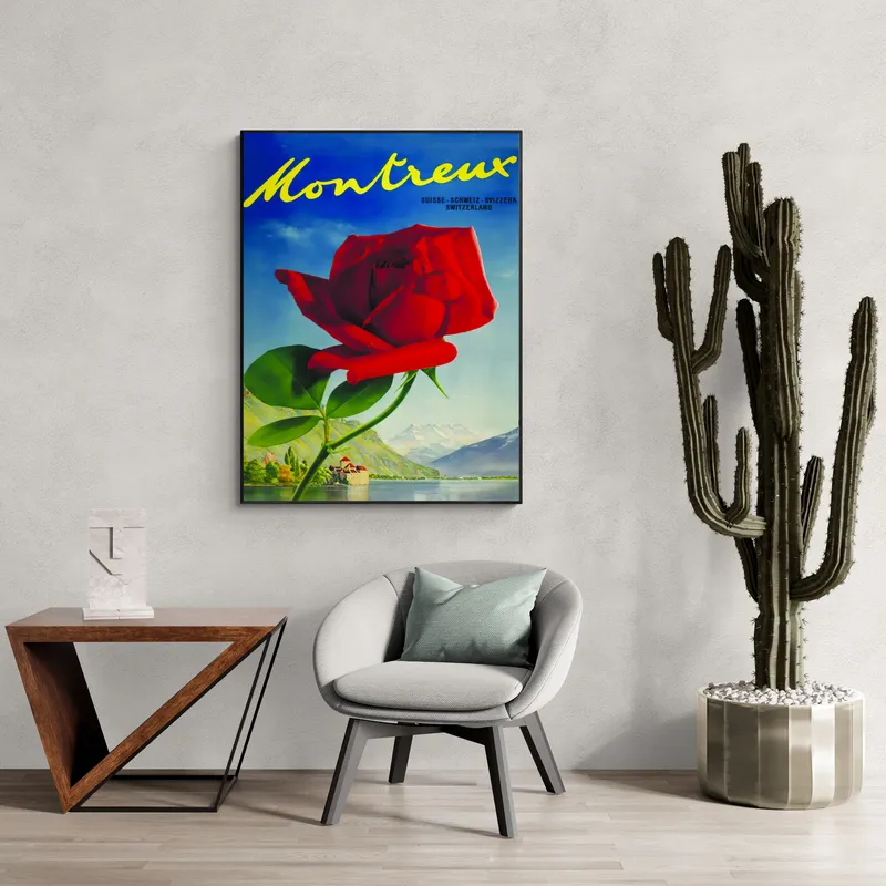 Постер «Город Монрё» над диваном в гостиной