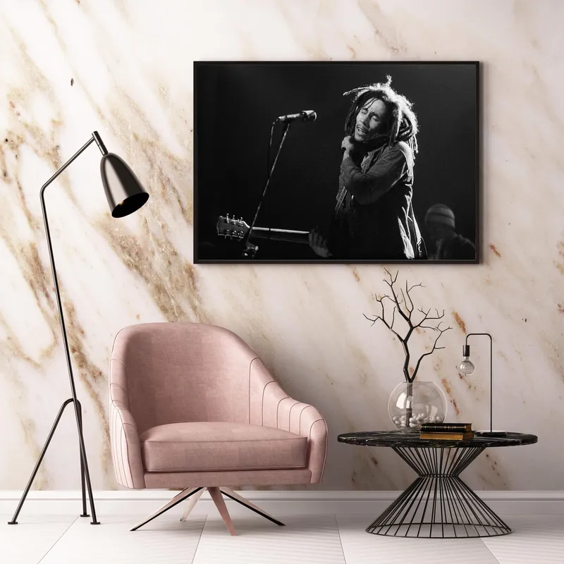 Постер «Боб Марли - Концерт» над диваном в гостиной