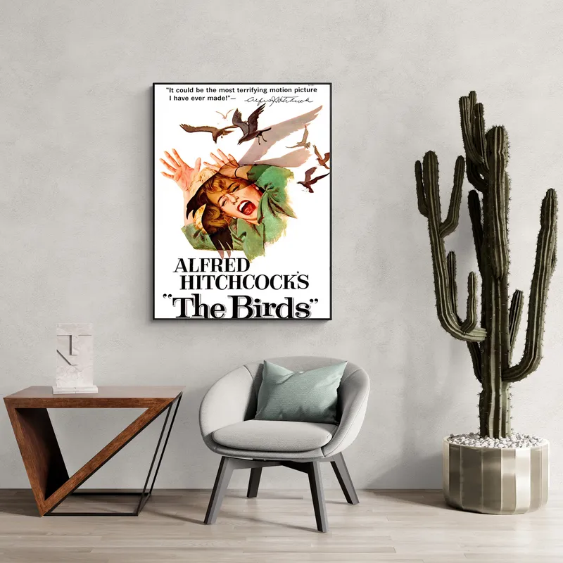 Постер «Птицы 1963» на стене в офисе