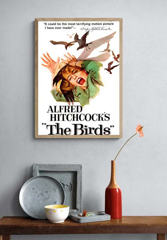 Постер «Птицы 1963» над диваном в гостиной