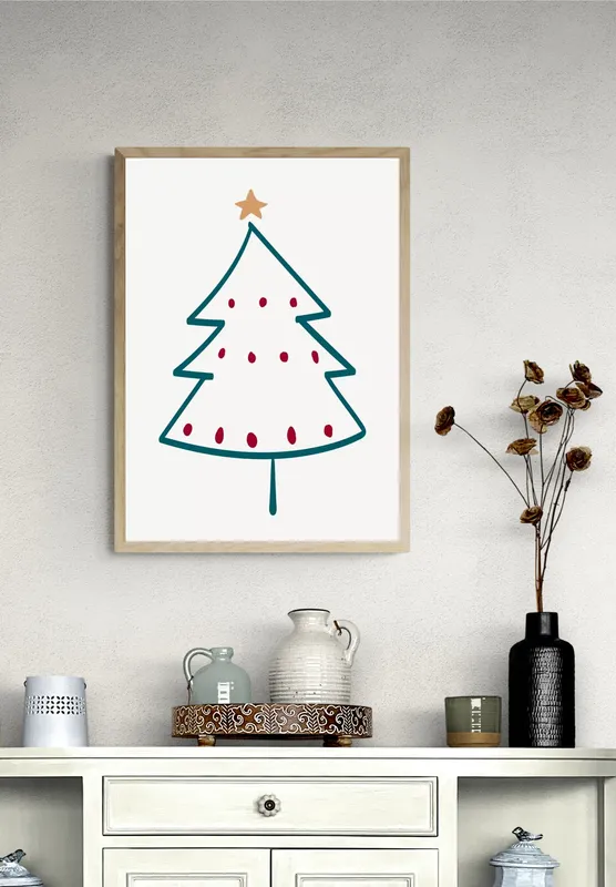 Постер «Новый Год - Елка с игрушками» над диваном в гостиной