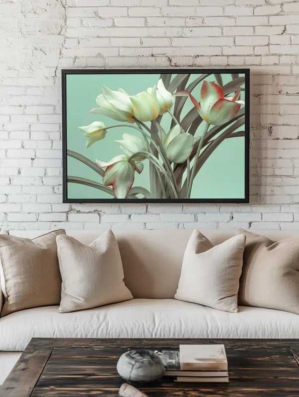 Постер «Белые тюльпаны» над диваном в гостиной