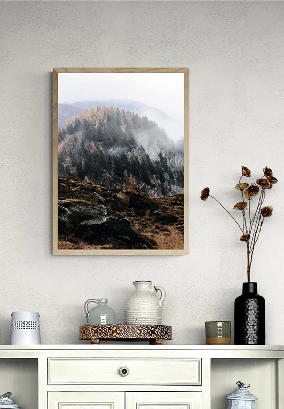 Постер «Осень в горах» над диваном в гостиной