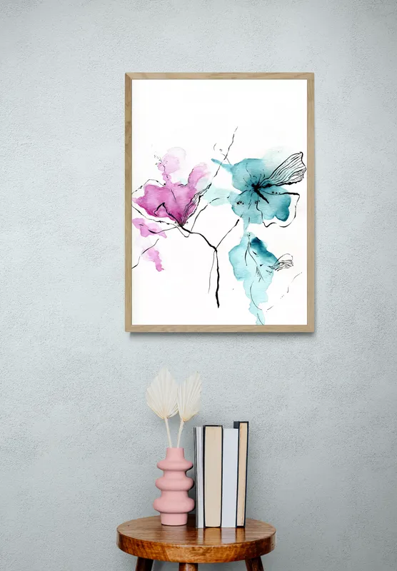 Постер «Акварельная соната» над диваном в гостиной